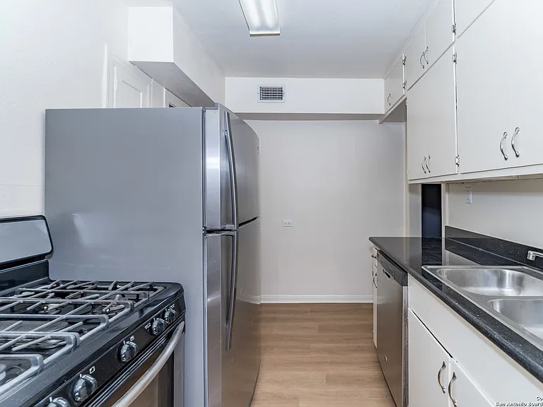 254 Cloverleaf Ave #2 — Photo 11