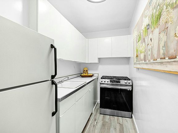 3rd image of 165 W 66th St APT 4U