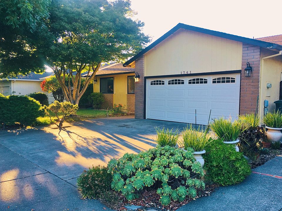frontyard has automatic sprinklers and 2 car garage with automatic garage door opening