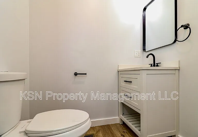 1025 W 38th St — Photo 13