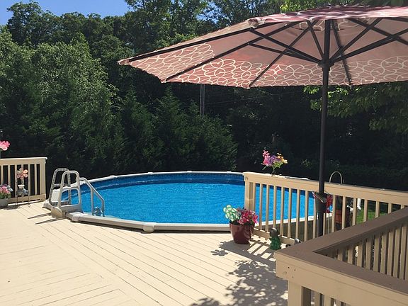 Deck for the pool walk right in. : Cool off in this wonderful pool.