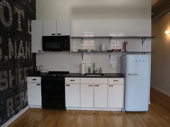 2nd image of 1422 N Milwaukee Ave Unit 201