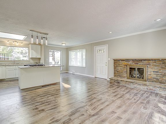 3rd image of 1130 E Iris Ln