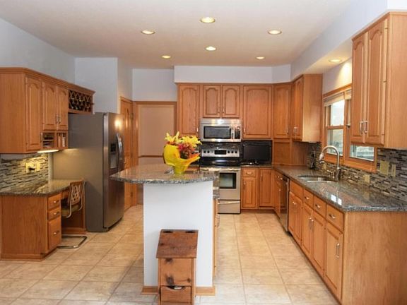 5th image of 828 Wackeman Ct