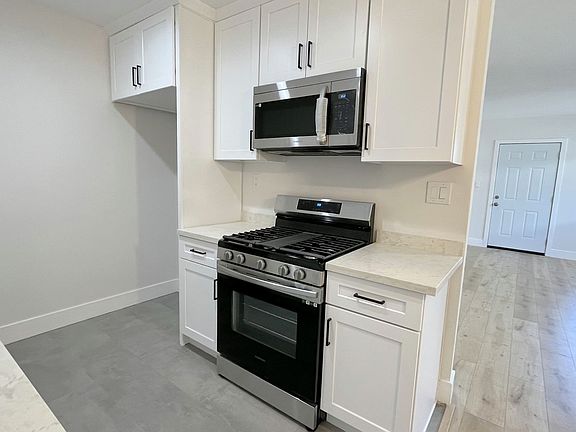 3rd image of 13440 Victory Blvd #11
