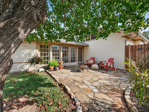 2215 Oak Creek Dr, Sherman, TX 75092