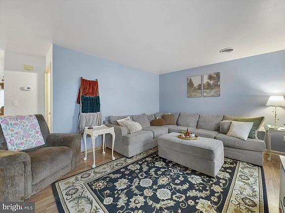 5th image of 155 Ash Spring Ct