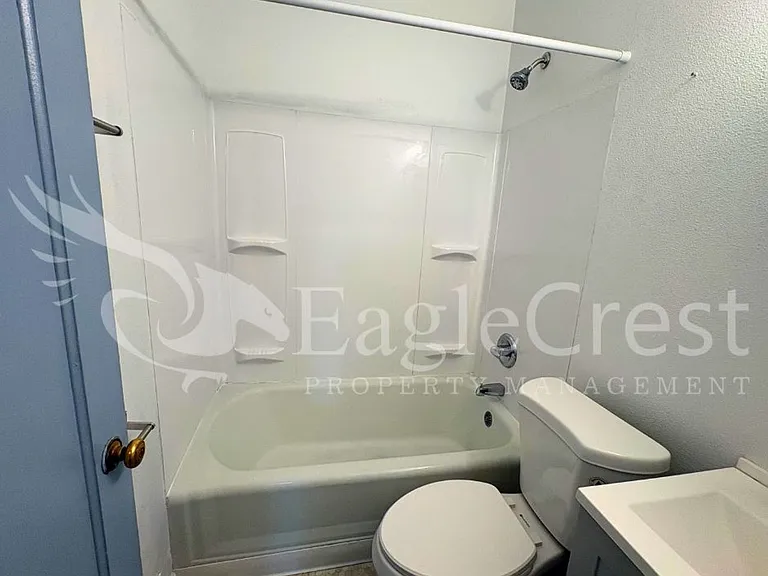 1001 W Chestnut St — Photo 20