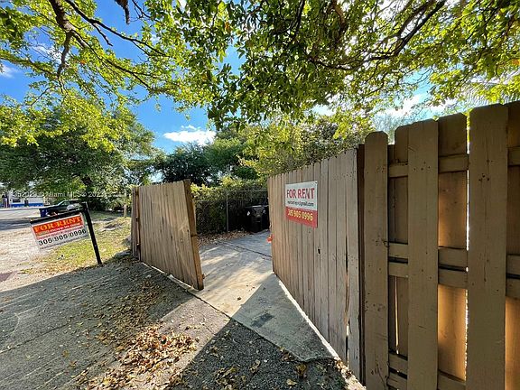 5th image of 633 NW 15th Ave #10