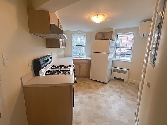 2nd image of 8 Garden Ct APT 5