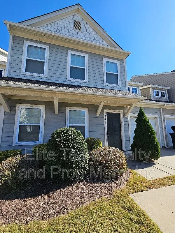 Charlestowne — Photo 1
