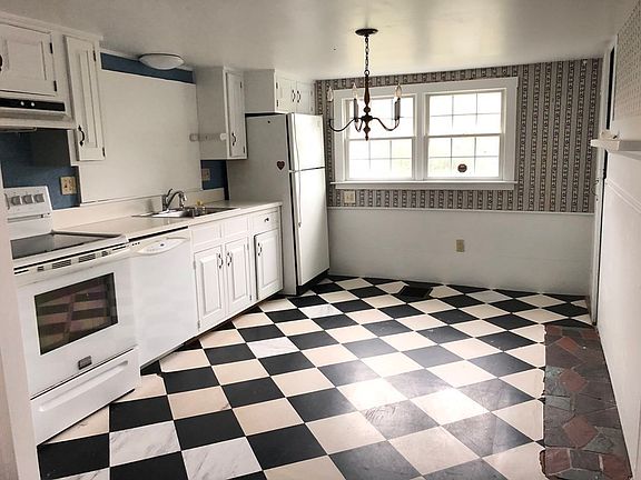 5th image of 224 Lincoln Ave