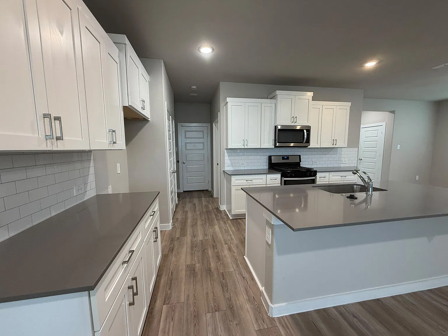 4 bed, 2.5 bath, 2364 sqft, $2,400 — Photo 4
