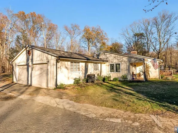 36 Carlough Rd, Upper Saddle River, NJ 07458