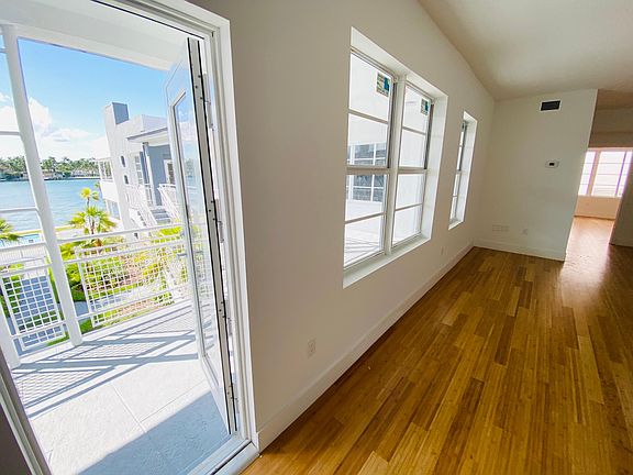 3rd image of 958 Bay Dr #909
