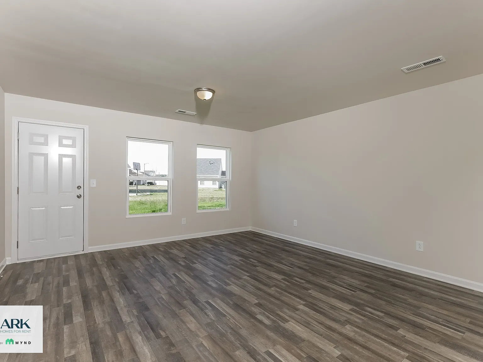 4 bed, 2.0 bath, 1209 sqft, $1,474 — Photo 2