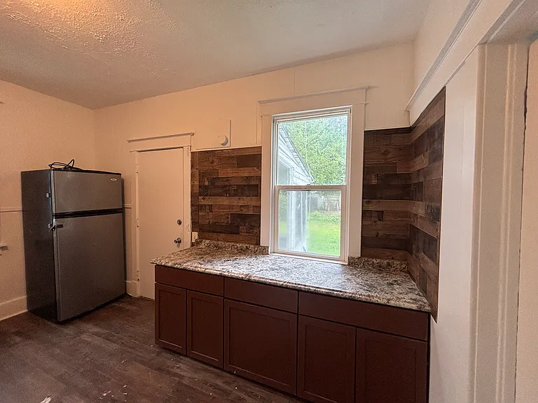 4147 Lake St — Photo 8