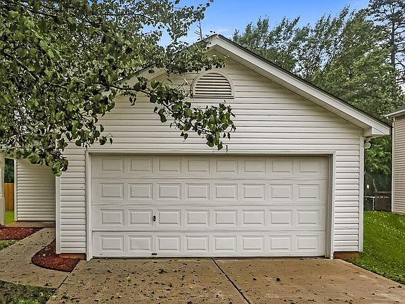 4th image of 6207 Day Lilly Ln