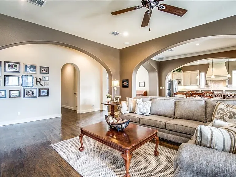 580 Butchart Dr — Photo 12