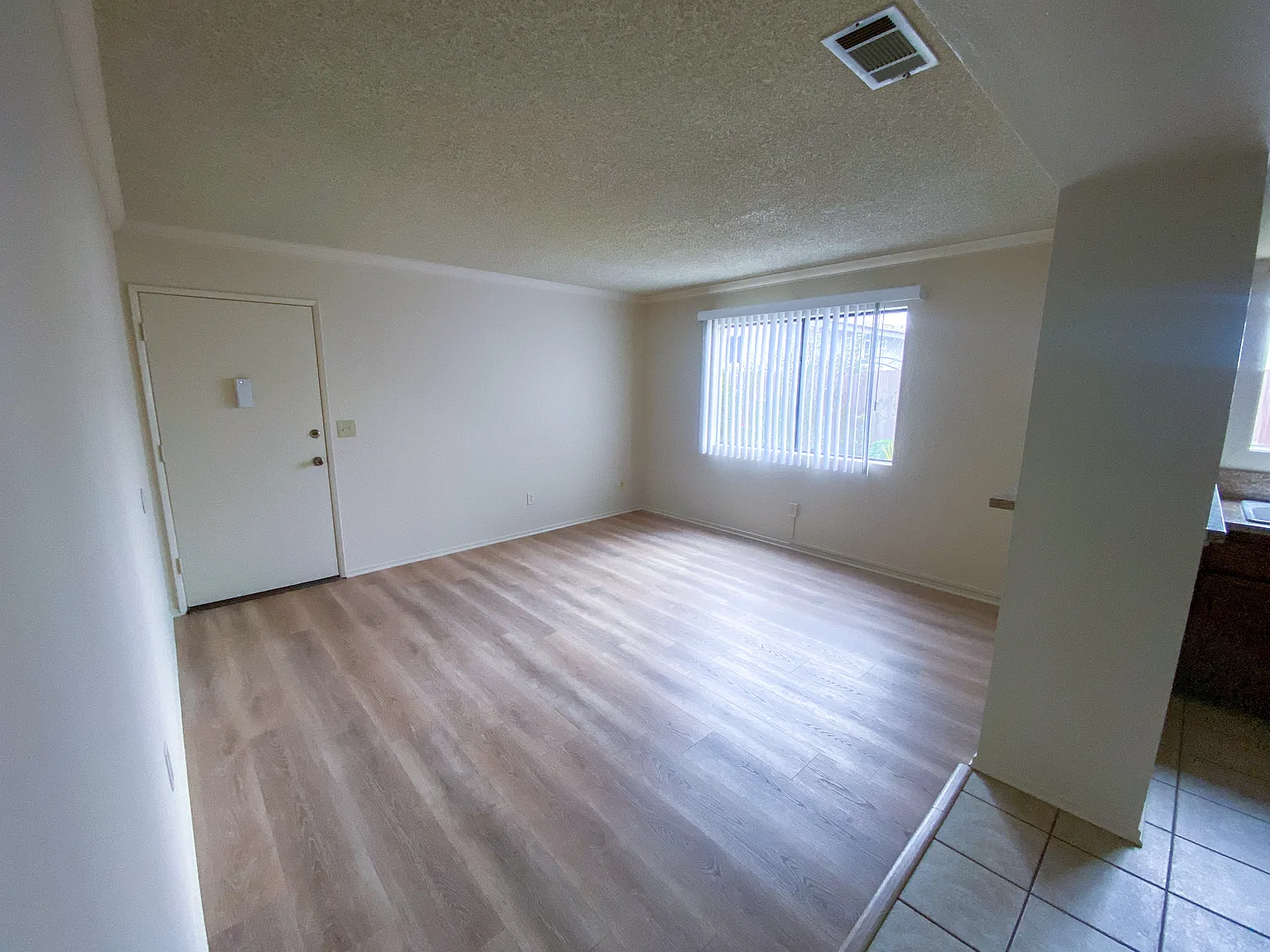 2 bed, 950 sqft, $3,000 — Photo 3