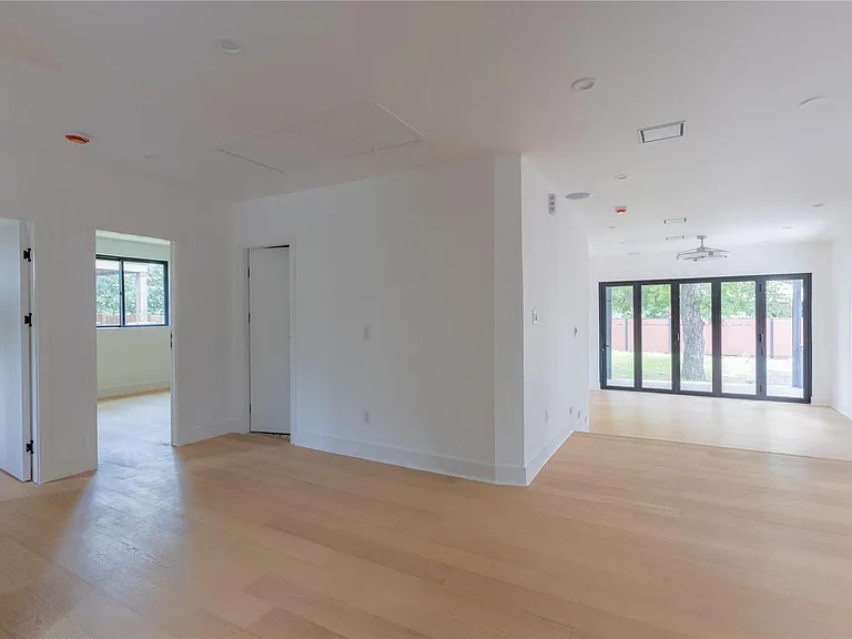 2945 Moss St — Photo 35