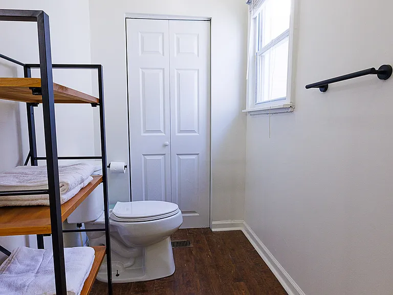 932 E Oak St — Photo 25