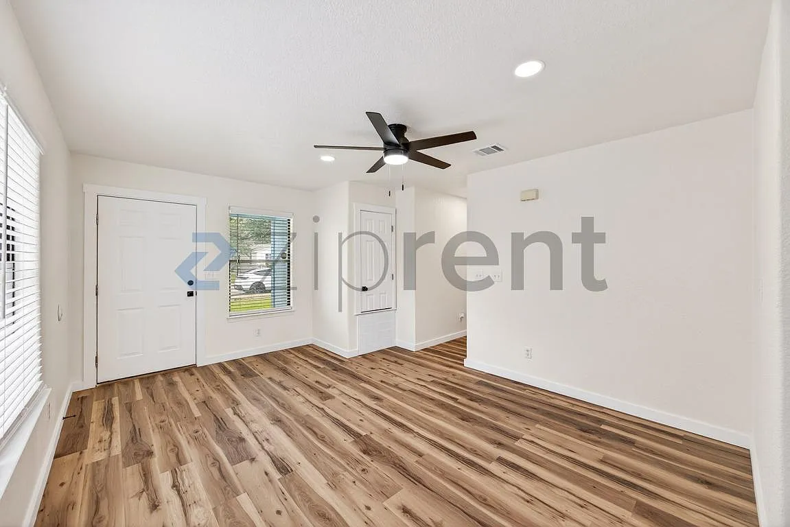 3 bed, 1009 sqft, $1,560 — Photo 1