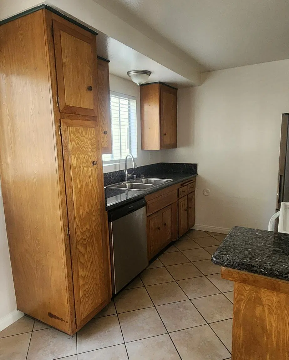 2 bed, 1.5 bath, 900 sqft, $2,570 — Photo 3