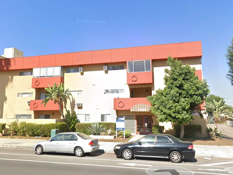 14335 Burbank Blvd
