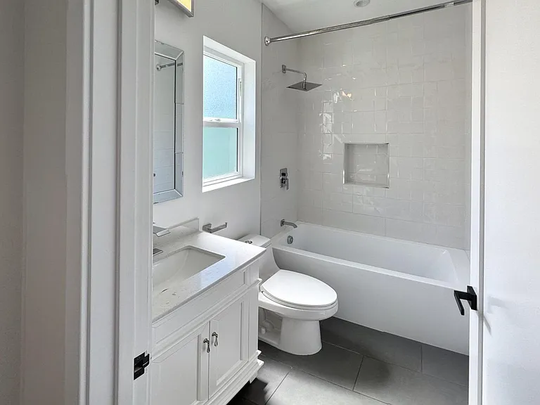 1208 N Alexandria Ave — Photo 12