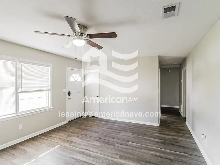 1049411_002_wm_-_living_room_13622086.jpg