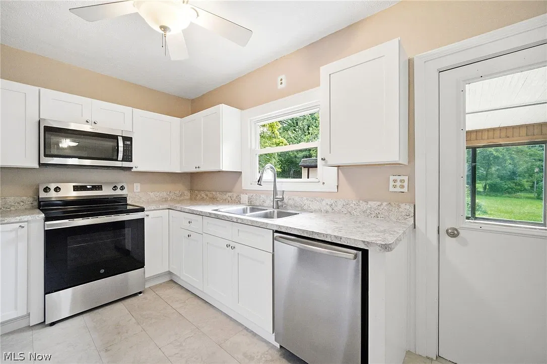 3 bed, 1.0 bath, 1600 sqft, $1,900 — Photo 3