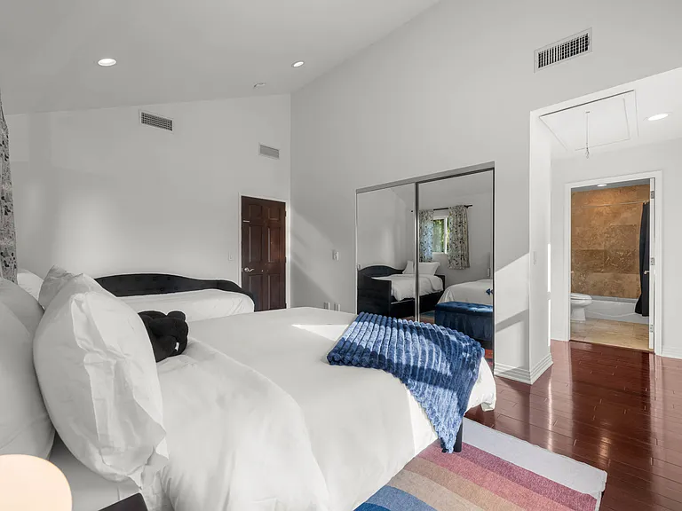 6714 Blucher Ave — Photo 4