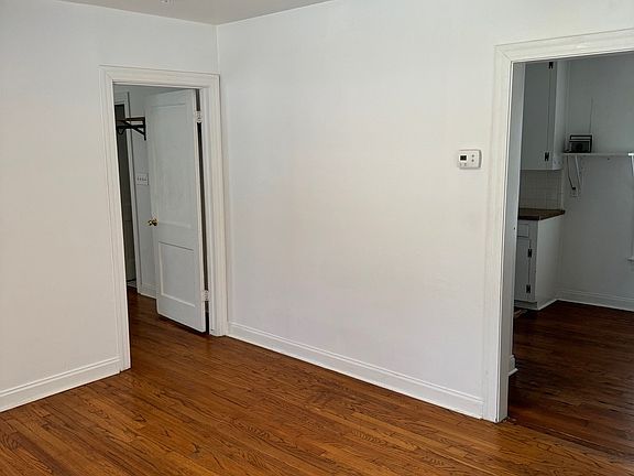 3rd image of 931 E 56th 1/2 St