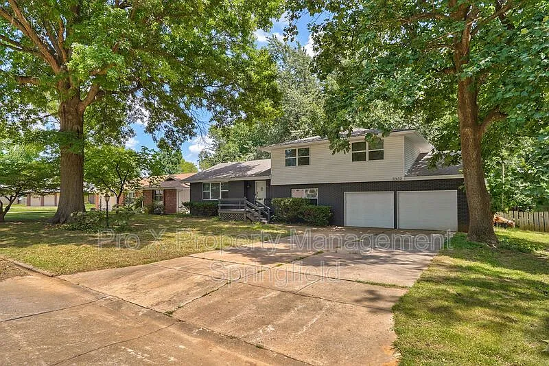 3332 S Southlyn Pl