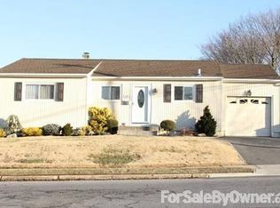 48 Charlotte Pl, Plainview, NY 11803