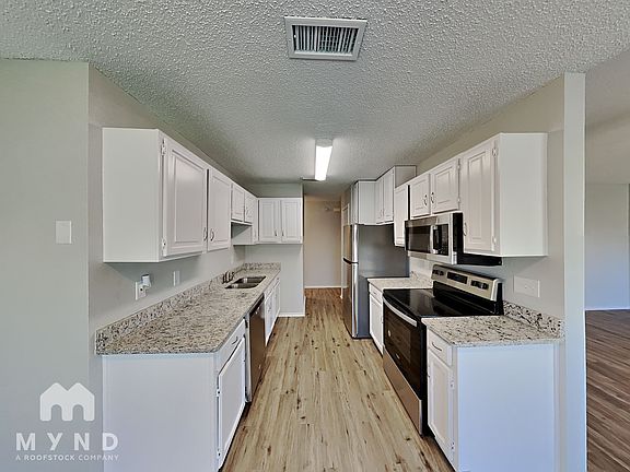 3rd image of 1401 Ross Ln