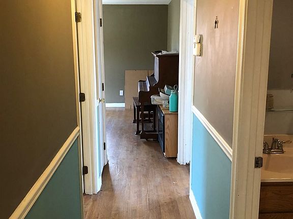 4th image of 327 Hoover St
