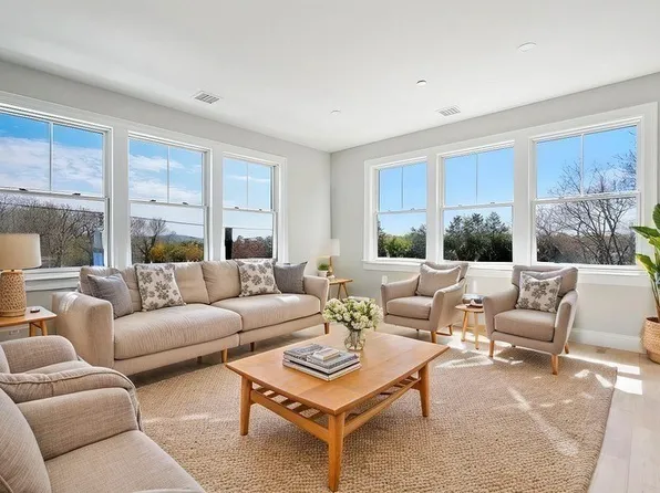 5205 Washington St #201, West Roxbury, MA 02132