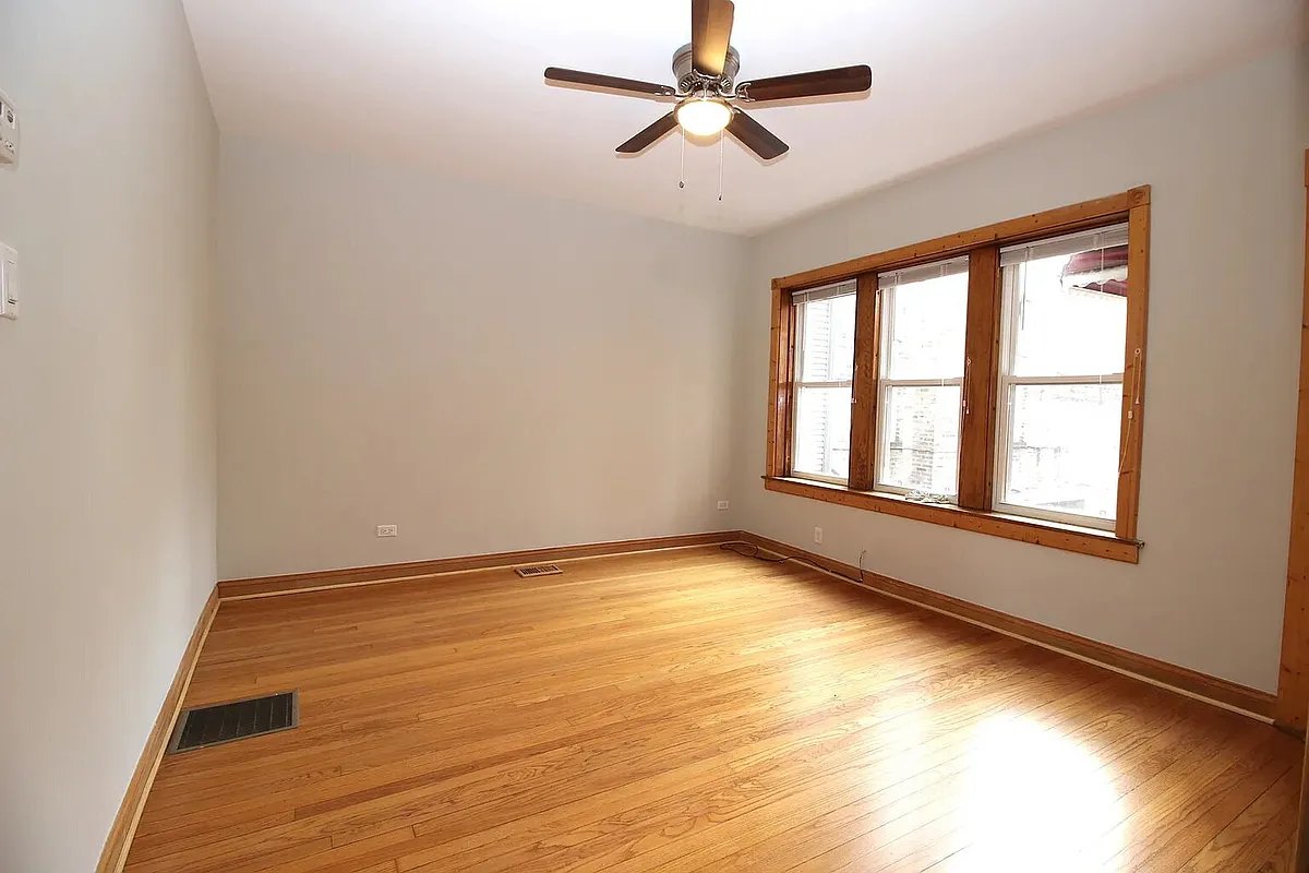 Building Photo - 3403-3405 N Hamlin Ave #1R
