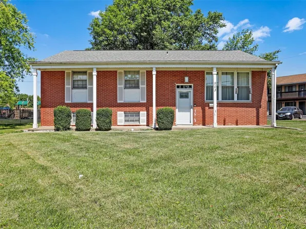 903 S 74th St, Belleville, IL 62223