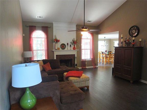 4th image of 3215 Manor Ct