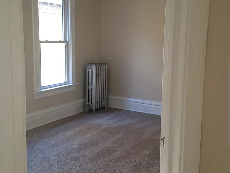 541 W 9th St — Photo 7