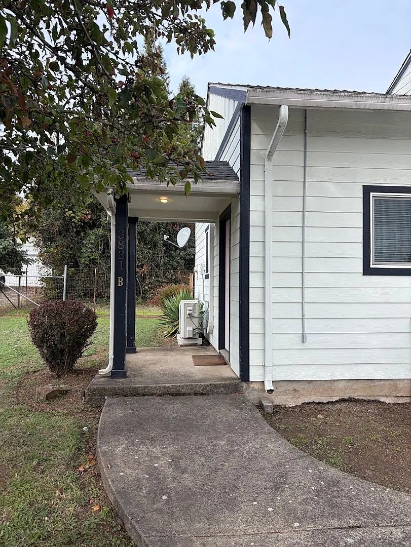 PR0017-02 - 3831 Duplex — Photo 2