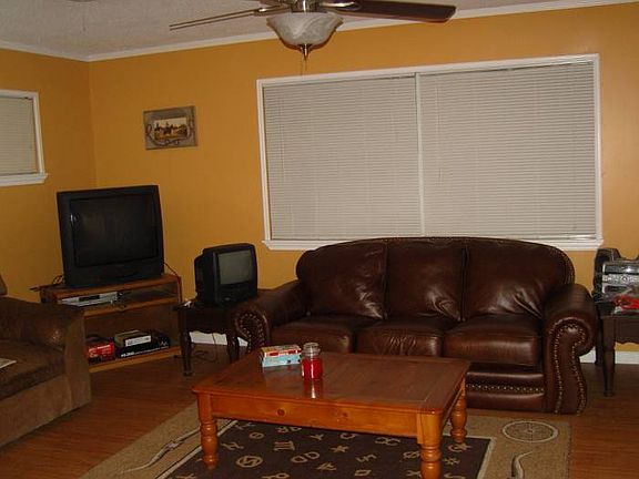 Living/dining area