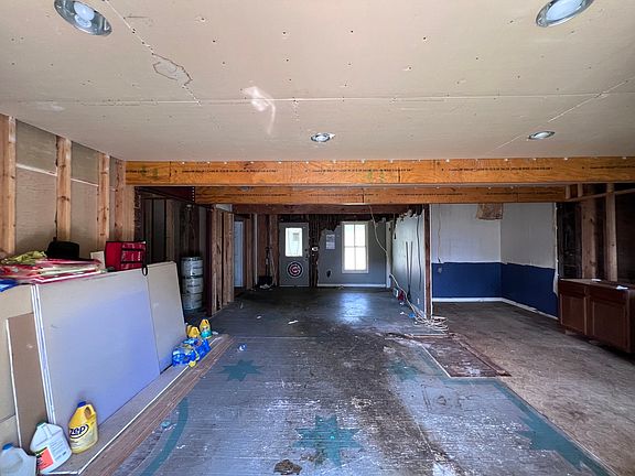 4th image of 904 Main St