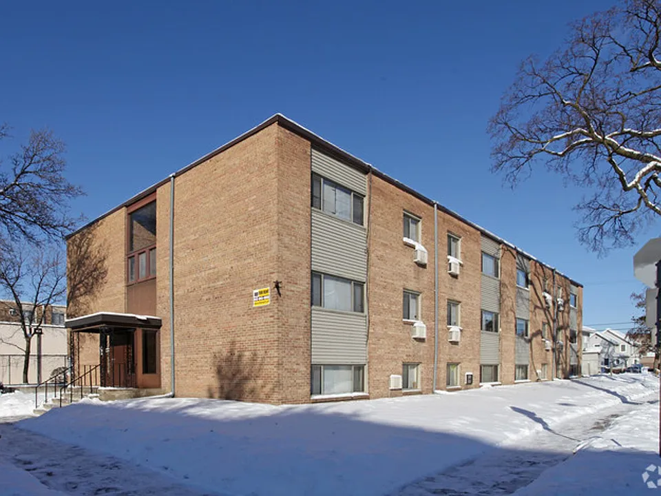 327 University Ave SE