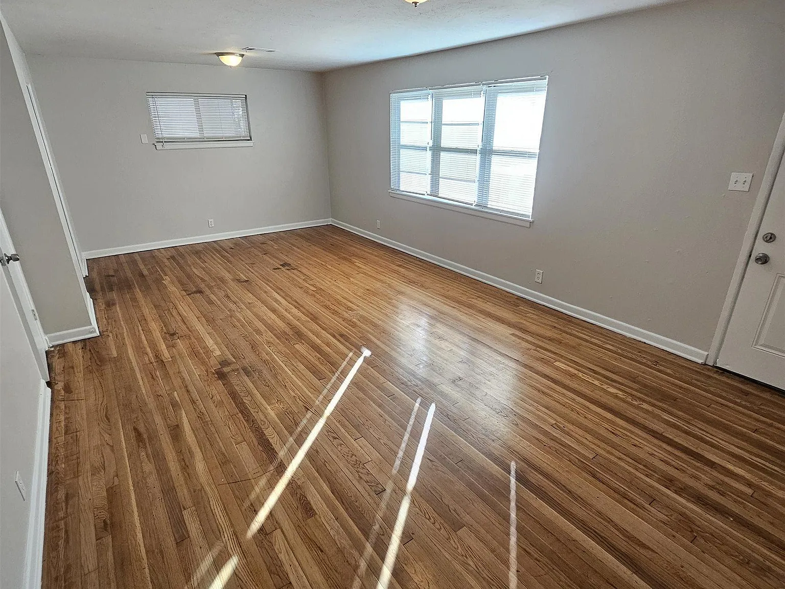 3 bed, 1.0 bath, 1040 sqft, $1,075 — Photo 3