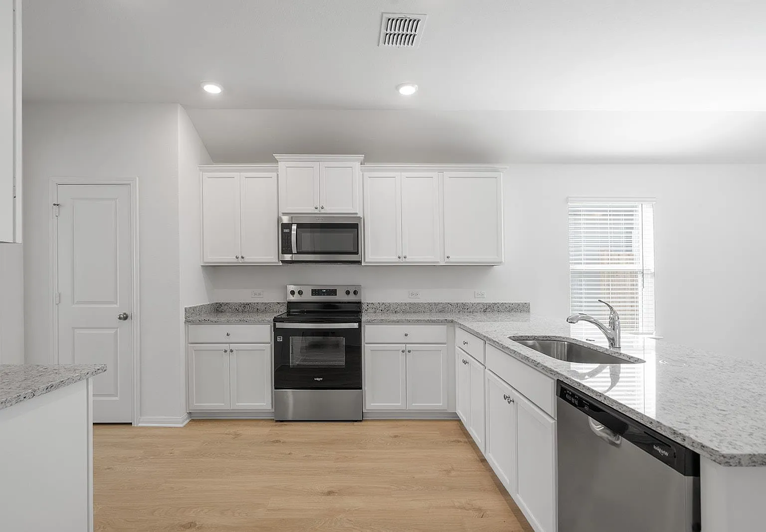 3 bed, 2.0 bath, 1530 sqft, $2,340 — Photo 2