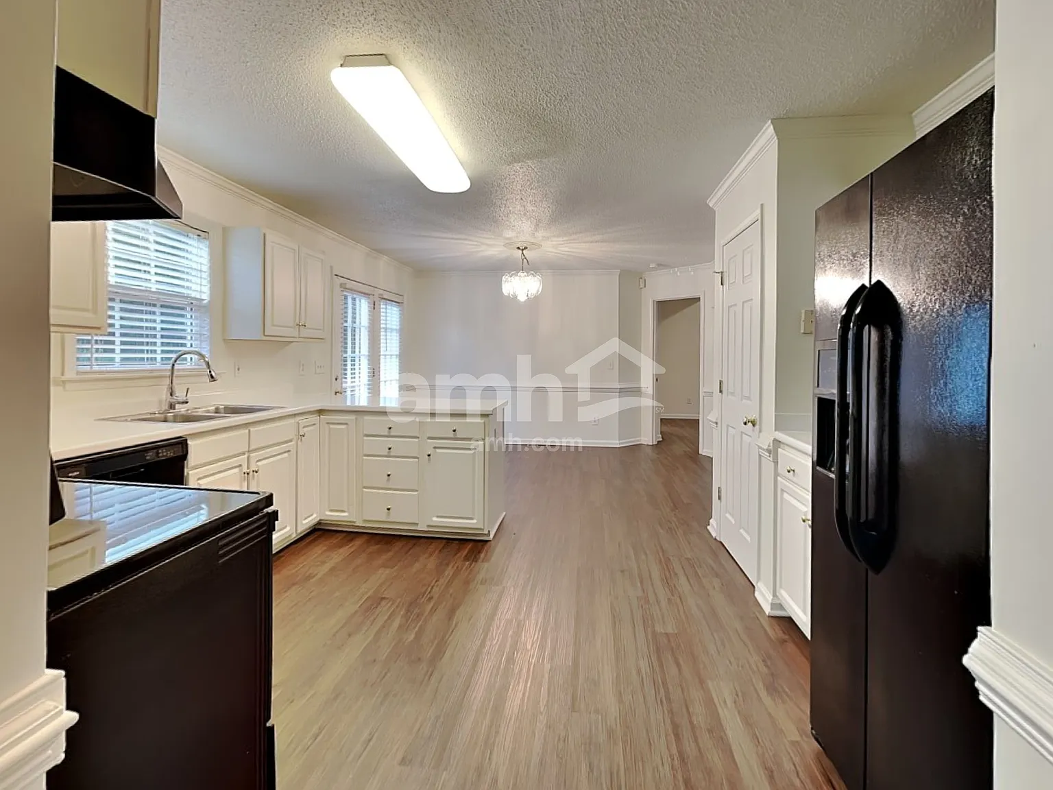 3 bed, 2.5 bath, 1958 sqft, $2,210 — Photo 3